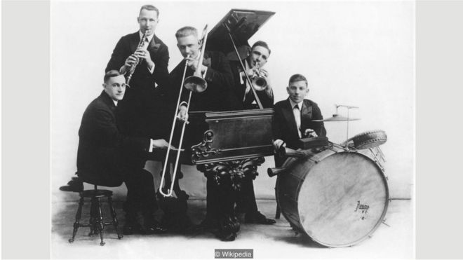 Bài Livery Stable Blues của nhóm Original Dixieland Jass Band là bài đầu tiên được ghi âm nhưng bài Tiger Rag sau đó lại ảnh hưởng hơn