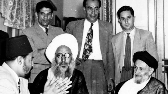 خلیل کَمَره‌ای (وسط) در کنار محمد کاشانی