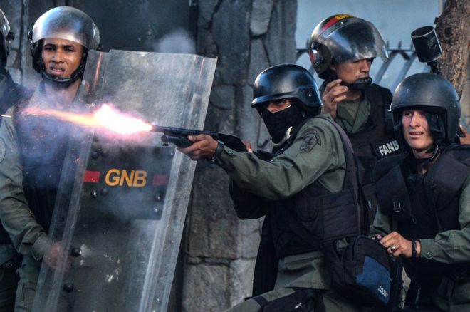 கராகஸில் நடைபெற்ற அரசுக்கு எதிரான போராட்டத்தின்போது, தேசிய காவல் படையினருக்கும் எதிர்ப்பு ஆர்ப்பாட்டக்காரர்களுக்கும் இடையே மோதல் ஏற்பட்டது.