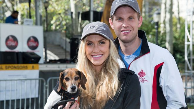 Lara Yunaska con su marido Eric y un perro en brazos.