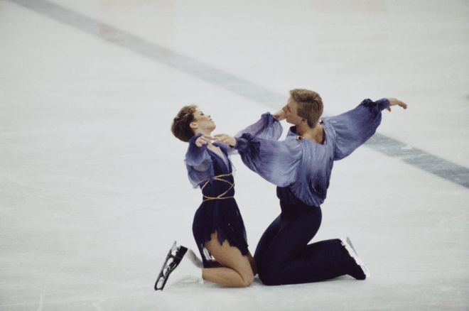 راقصا الجليد البريطانيان جين تورفيل و كريستوفر دين، خلال عرض في الأولمبياد الشتوية التي استضافتها يوغوسلافيا.