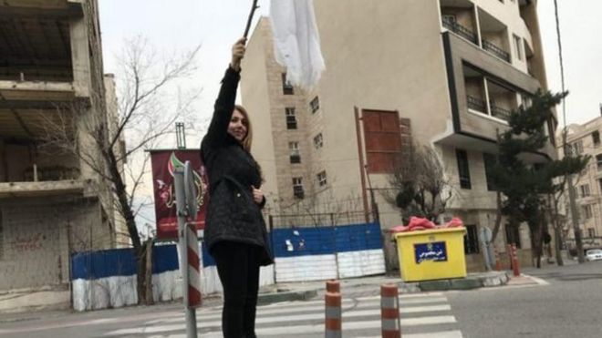 تصویر زنی که گزارش شد در خیابان قیطریه تهران به حجاب اجباری اعتراض کرده است.