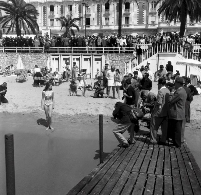 碧姬·芭鐸身穿比基尼泳衣現身戛納海灘(4/1953)