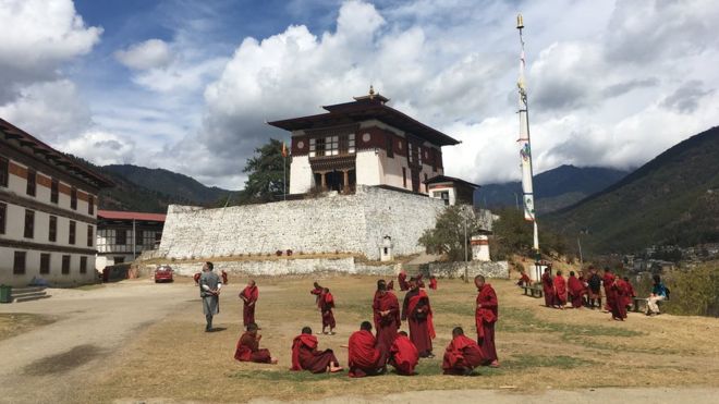 Casas e colinas de Butão