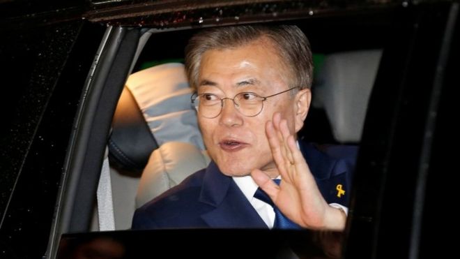 O provável próximo presidente sul-coreano, Moon Jae-in, chega para assistir a filmagem ao vivo da contagem de votos