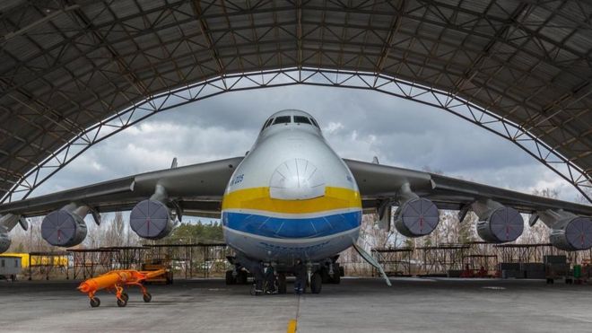 Khởi đầu được chế tạo để chuyên chở tàu con thoi Buran của Liên Xô, chiếc An-225 buộc phải tìm ra mục đích mới để vận chuyển hàng hóa sau khi Liên Xô sụp đổ