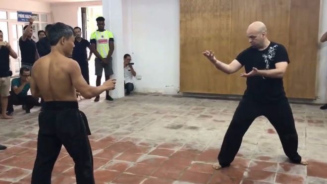 Tác giả muốn thấy trên võ đài, quây quần xung quanh là những học trò của cả hai phái trong trang phục nghiêm trang.