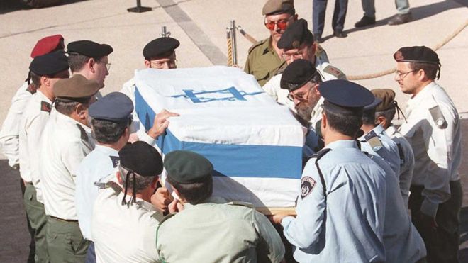 Generałowie armii izraelskiej noszą trumnę zamordowanego premiera Icchaka Rabina przed izraelskim Knesetem (parlament) w Jerozolimie (5 listopada 1995 r.)