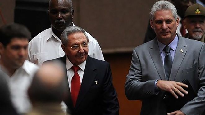 Raúl Castro a su llegada a la reunión junto al vicepresidente Díaz-Canel.