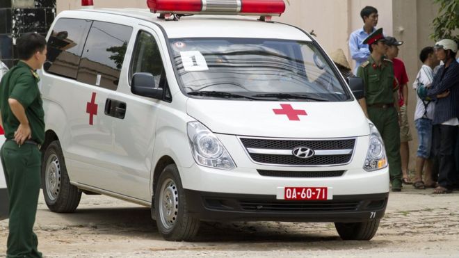 Gia đình anh Đê đưa thi thể về nhà bằng băng ca và không dùng xe cứu thương do cơ quan chức năng tỉnh Ninh Thuận thu xếp (hình minh họa)