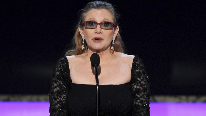 Carrie Fisher presenta un premio a la trayectoria en el 21st Annual Screen Actors Guild Awards en el Shrine Auditorium de Los Ángeles. Ene 25, 2015