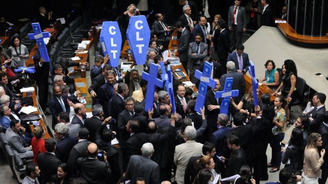 Deputados se manifestam contra reforma trabalhista na Câmara
