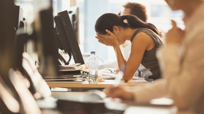 Mujer cansada en la oficina