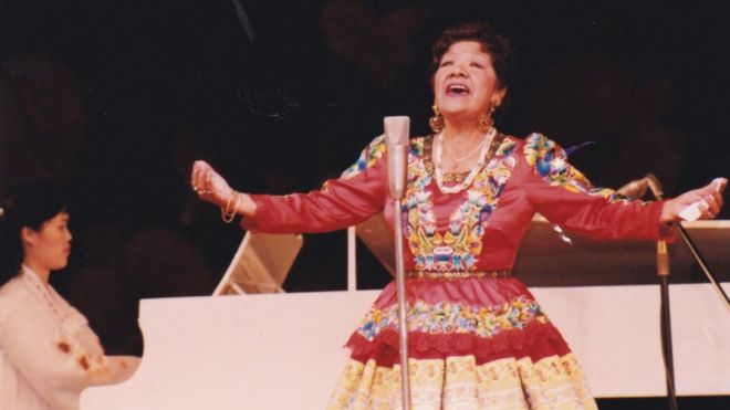 Pastorita Huaracina cantando en Corea del Norte.