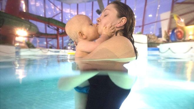 Mãe e filho em piscina em Vaasa