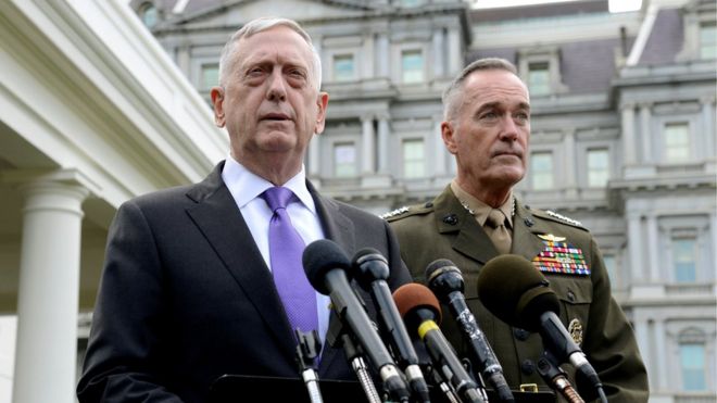 James Mattis (trái)