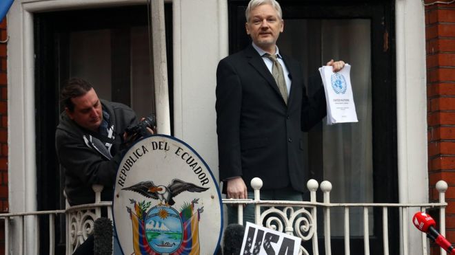 Julian Assange en la embajada de Ecuador en Londres