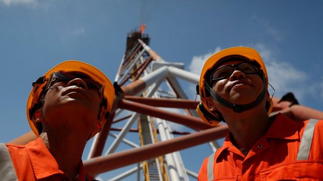 Nhân viên Rosneft Việt Nam ở mỏ khí Lan Tây ở Biển Đông ngoài khơi bờ biển Vũng Tàu, Việt Nam hôm 29/4.