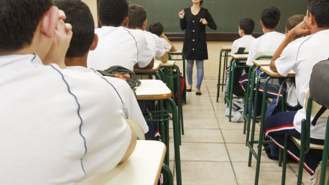 Professora em sala de aula em Curitiba, em foto de arquivo