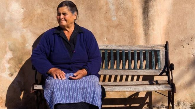 Mulher em aldeia isolada na Grécia
