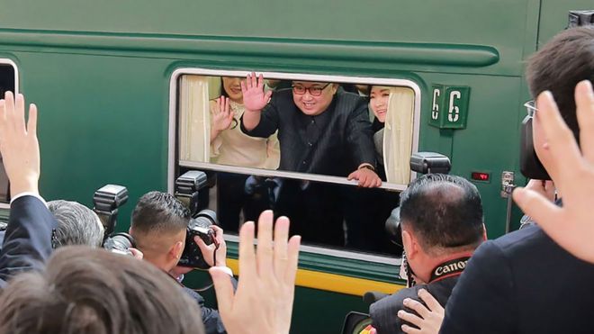 Kim Jong-un melambaikan tangan beberapa saat sebelum meninggalkan stasiun di Beijing pada 27 Maret 2018.