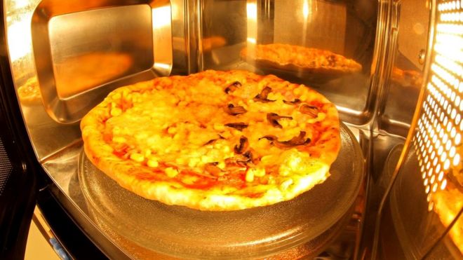 Пицца после микроволновки выглядит вялой и непропеченной, потому что воздух там недостаточно сух и жидкость изнутри блюда не испаряется