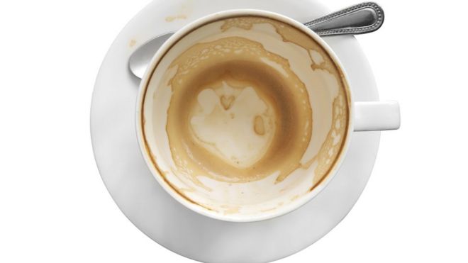 Чай и кофе оставляют следы на зубах примерно тем же способом, что и на чашках