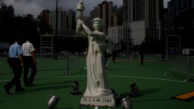 周日白天维园正在进行烛光晚会场布。