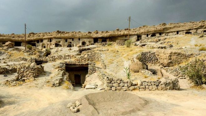 قرية إيرانية يعيش سكانها في الكهوف منذ آلاف السنين