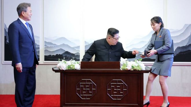 Kim firma en el libro de visitas en el Pabellón de la Paz.