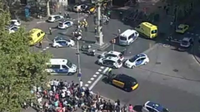 مقتل وجرح العشرات في حادث دهس بشاحنة في برشلونة _97426492_6426b226-45b2-40e2-8de2-2c818d32c820