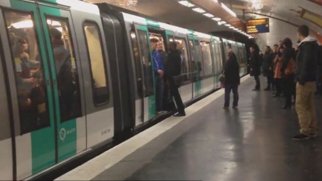 محكمة فرنسية تُدين أربعة من مشجعي تشيلسي في حادث عنصري بمترو باريس