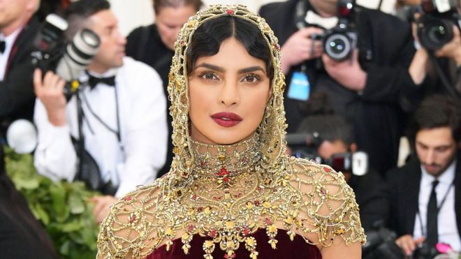 மெட் காலா நிகழ்வு - விலையுயர்ந்த ஆடைகளில் மின்னிய நடிகைகள்