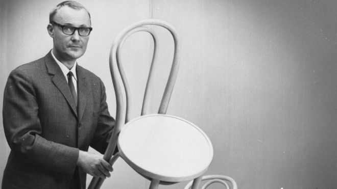 Ingvar Kamprad com uma cadeira da Ikea nos anos 1960