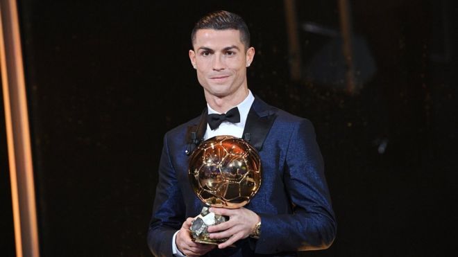 Cristiano Ronaldo con su balón de oro