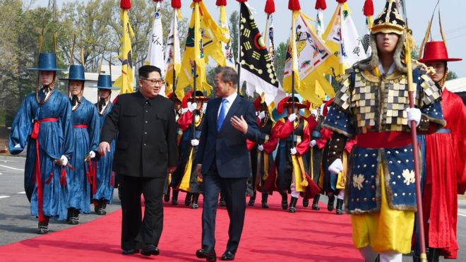 வட கொரிய அதிபர் கிம் ஜாங்-உன், தென் கொரிய தலைவர் முன் ஜே-இன்