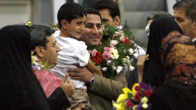 Amiri, 2010 yılında Tahran havaalanında ailesi tarafından çiçeklerle karşılanırken görülüyor.