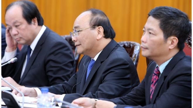 Ông Nguyễn Xuân Phúc (giữa)