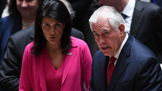 Rex Tillerson (kulia) na balozi wa Marekani kwenye UN Nikki Haley, wakiwa kwenye mkutano