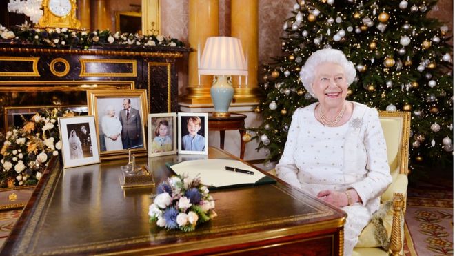 Hình chụp Nữ hoàng Elizabeth tại Phòng 1844 ở Điện Buckingham sau buổi thu thông điệp Giáng sinh 2017 gửi tới các nước thuộc khối Thịnh vượng chung.