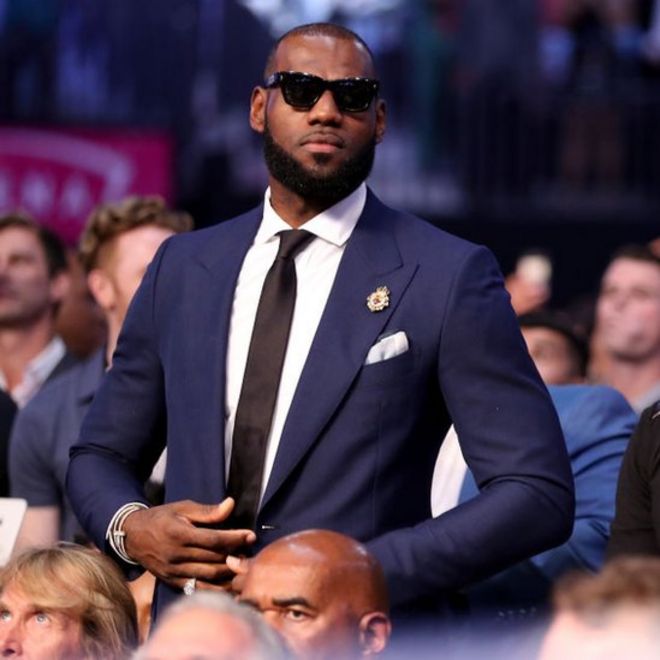 LeBron James de traje.