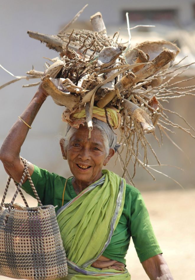 சுமையிலும் புன்னகை - ராதிகா ராஜேந்திரன்