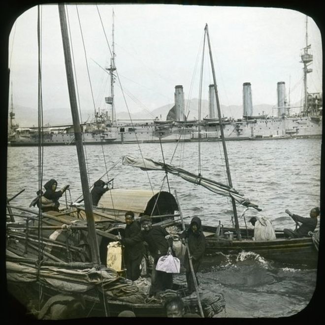 Tầu HMS King Alfred và thuyền ghe ở Cảng Victoria