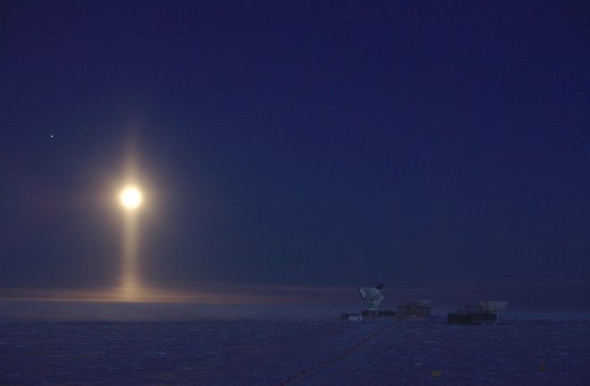 ضوء القمر في القطب الجنوبي المتجمد