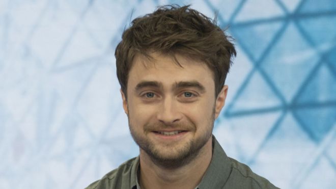 نجم سلسلة هاري بوتر دانيال رادكليف "يهرع لمساعدة ضحية سرقة"