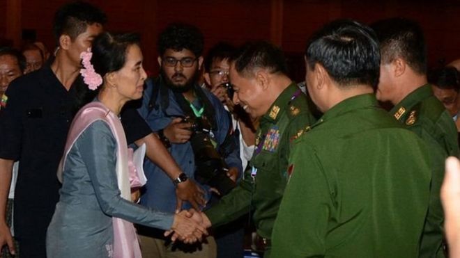 Aung suu Kyi akiwasalimia wanajeshi wa nchi yake