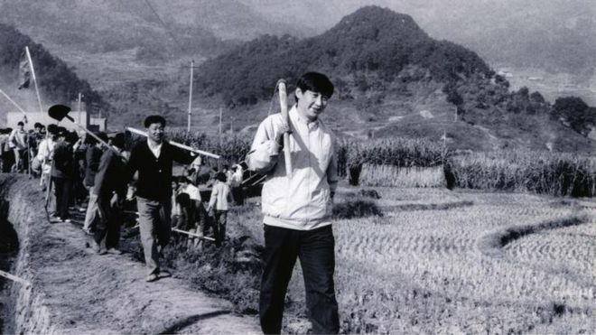 1989年12月2日,時任中共寧德地委書記的習近平帶領幹部勞動。