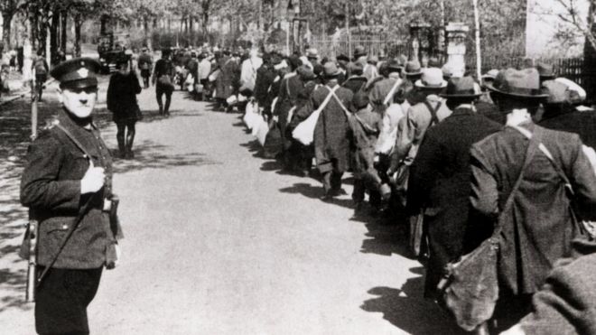 Chính quyền Hitler tước quốc tịch Đức và trục xuất người Do Thái
