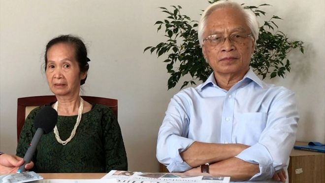 https://ichef-1.bbci.co.uk/news/660/cpsprodpb/8164/production/_97742133_mrs.phamchilanandmr.chuhao.jpg