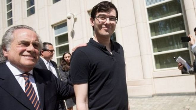 Aliyekuwa muuzaji dawa Martin Pharma Bro Shkreli kulia